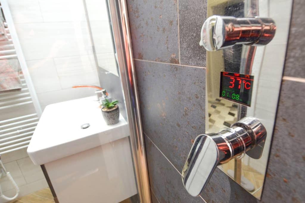 Brandly New Apartment Andel プラハ エクステリア 写真